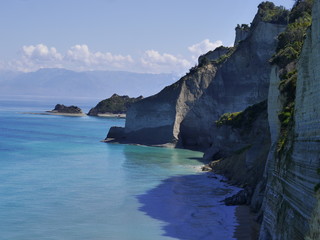 błękitne wybrzeże z klifami greckiej wyspy korfu.logan beach © barbara