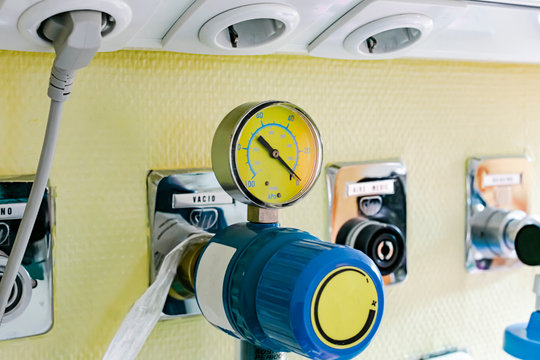 Pressure Gauge With Vacuum Regulator To Suction In A Hospital Room