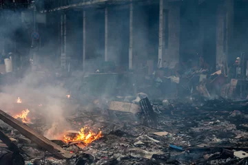 Deurstickers Kiev Verbrand gebouw en barricades op het Maidan-plein in Kiev, Oekraïne tijdens protesten tegen de regering in 2014