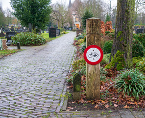 Eingang zu einem Friedhof in Holland Radfahrverbot