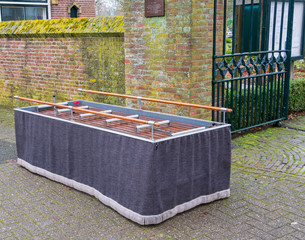 Der Wagen für die Särge auf einem Friedhof in Holland 