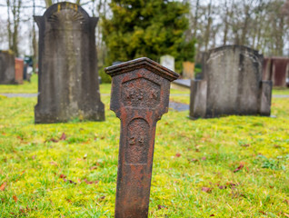 Fototapeta na wymiar Grabnummer auf Eisenstab auf einem Friedhof in Holland 