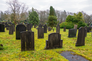 alte verwitterte Grabsteine auf einem Friedhof in Holland 