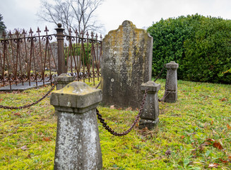 alter verwitterte Grabstätte auf einem Friedhof in Holland 