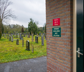 Hinweisschilder am Eingang  auf einem Friedhof in Holland 