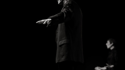 Homme sur la scène  © lorabarra