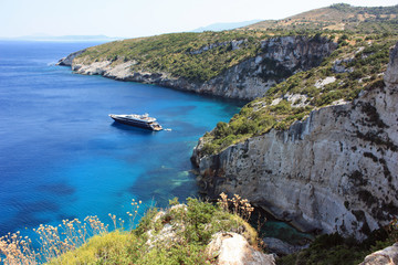 Fototapeta na wymiar view of the coast of the mediterranean sea with boat