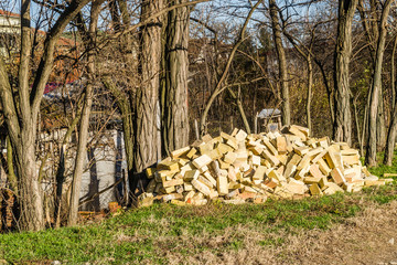 A bunch of yellow brick for the construction of a full 