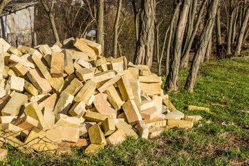 A bunch of yellow brick for the construction of a full 