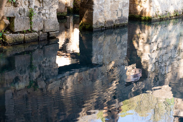 RUINAS ANTIGUAS CON AGUA
