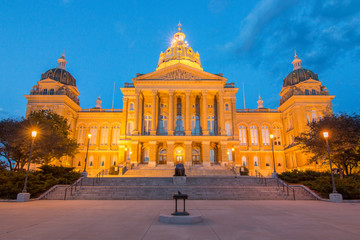 Fototapeta na wymiar Iowa State Capitol from the Front