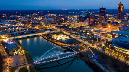 Aerial View of the Des Moines River and Skyline at Night - obrazy, fototapety, plakaty