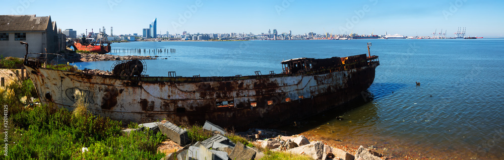 Wall mural Contrast views of Montevideo port