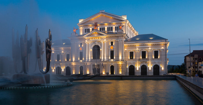 Drobeta Turnu-Severin, Culture Palace and fountain