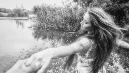 Frau genie&szlig;t ihre Freizeit mit Freund an einem See im Sommer