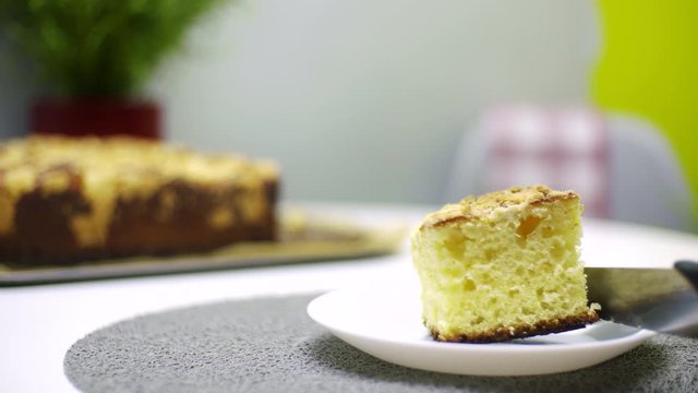 Nakładanie ciasta drożdżowego na talerz