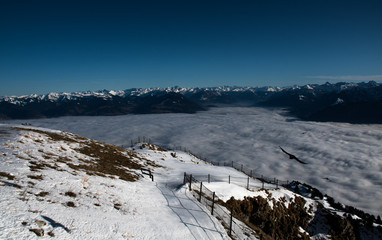 Hoher kasten über den wolken