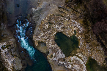 Herzform im Fels in einem Bach neben wasserfall