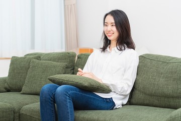 リビングのソファーに座る女性