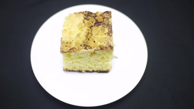 Nakładanie ciasta na biały talerzyk