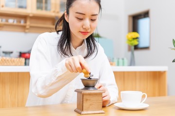 コーヒーを飲む女性