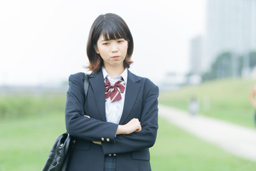 不安な表情の女子高生