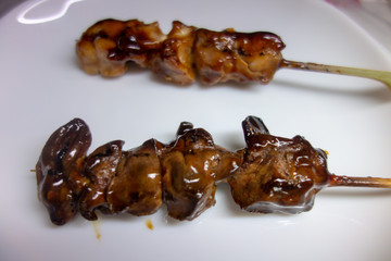 白い皿の上の日本の焼き鳥