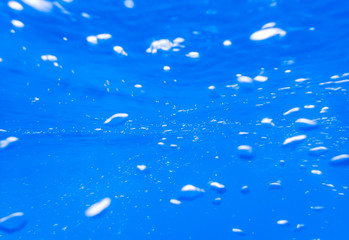 Obraz premium Blurred air bubble in deep blue sea
