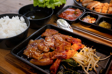 Set the rice with grilled pork in the pan, Korean style.