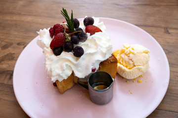 Mixed berry toast with ice cream