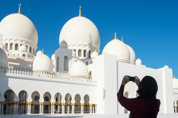 Foto op Canvas Toeristenvrouw die foto op mobiele telefoon van de Sheikh Zayed Grand Mosque in Abu Dhabi, de V.A.E maakt © Mazur Travel
