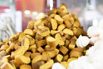 Crackers of white bread, sweet dried wheat bread.