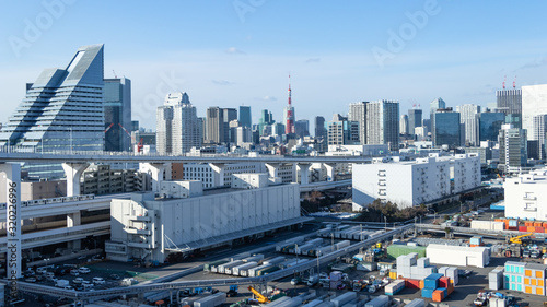 青空を背景に芝浦ふ頭側レインボーブリッジから見た東京都心のビル群 Wall Mural Maruboland 青空を背景に芝浦ふ頭側レインボーブリッジから見た東京都心のビル群 Wall Mural Maruboland