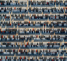 Obraz premium Top view of new cars lined up outside an automobile factory