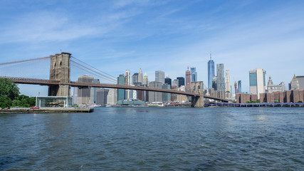 Fototapeta premium Nowy Jork, NY, USA. Widoki na most Brooklyn z zabytkowej i modnej dzielnicy Dumbo. Cudowny letni dzień. Czas wakacji