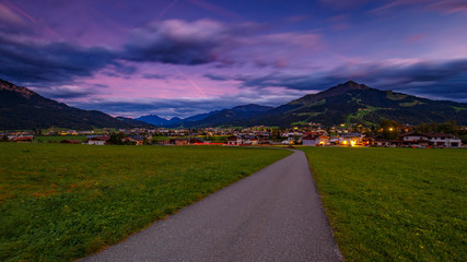 Abendstimmung über St. Johann mit Blick auf das Kitzbüheler Horn, Tirol	