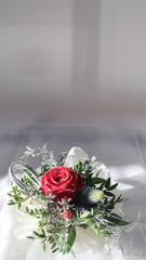 Blumenstrauß mit roter rose vor hellem hintergrund