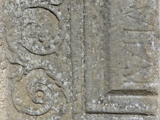 Römischer Stein eingemauert in der Kirchenfassade in Besslich / Eifel