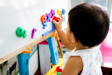 2 year old Thai children learn numbers on the board - obrazy, fototapety, plakaty