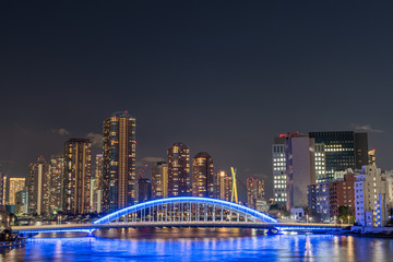 永代橋と高層マンション