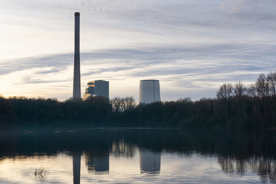 Kohlekraftwerk am Berversee, Naturschutzgebiet Beversee, Bergkamen, Nordrhein-Westfalen, Deutschland, Europa