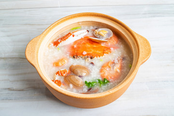 Guangdong Chaoshan casserole porridge with shrimp and crab seafood porridge