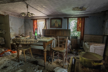 zimmer mit vielen gegenstaenden in einem haus