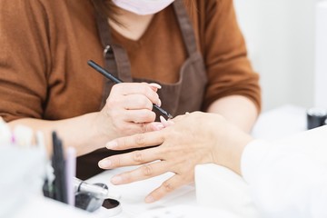 ネイルサロンで施述する女性