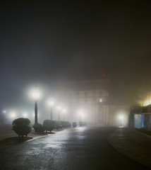 Edificios entre la niebla