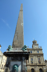 Fototapeta na wymiar Obelisk und Rathaus auf dem Place de la Republique in Arles