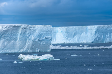 Navigating among enormous icebergs, including the world's largest recorded B-15, calved from the Ross Ice Shelf of Antarctica, - obrazy, fototapety, plakaty