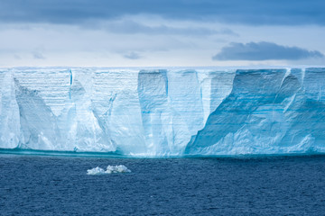 Naviguant parmi d& 39 énormes icebergs, y compris le plus grand B-15 enregistré au monde, vêlé de la plate-forme de Ross en Antarctique,