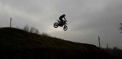 Fare salti con la moto da cross - divertimento e rischio