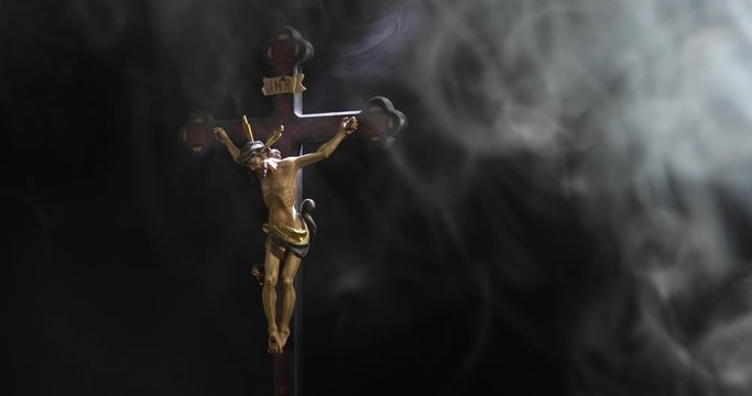 Una piccola statua di Ges&ugrave; Cristo sulla croce